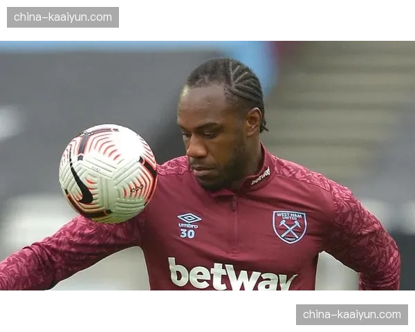 多哈杜海快速反击复盘 中场精准传球发动前场速度突破战术